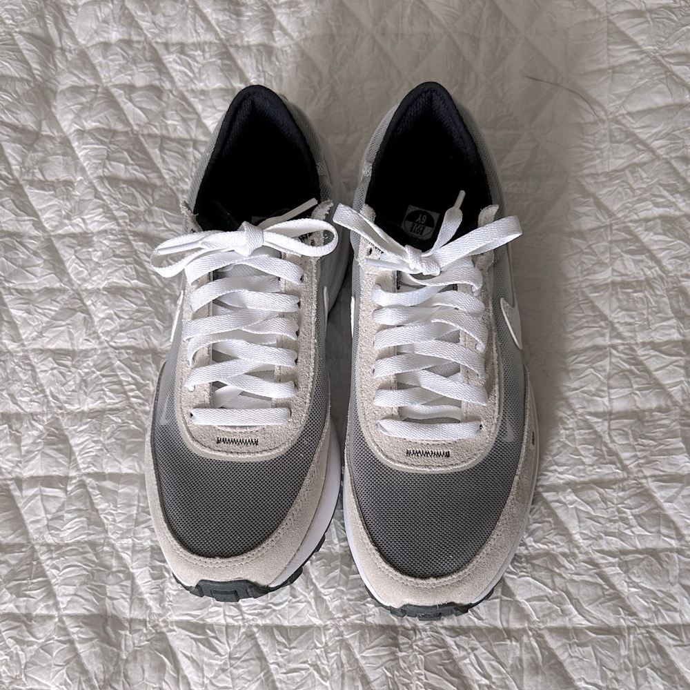 Like New! Nike Waffle One in Summit White size 6Y